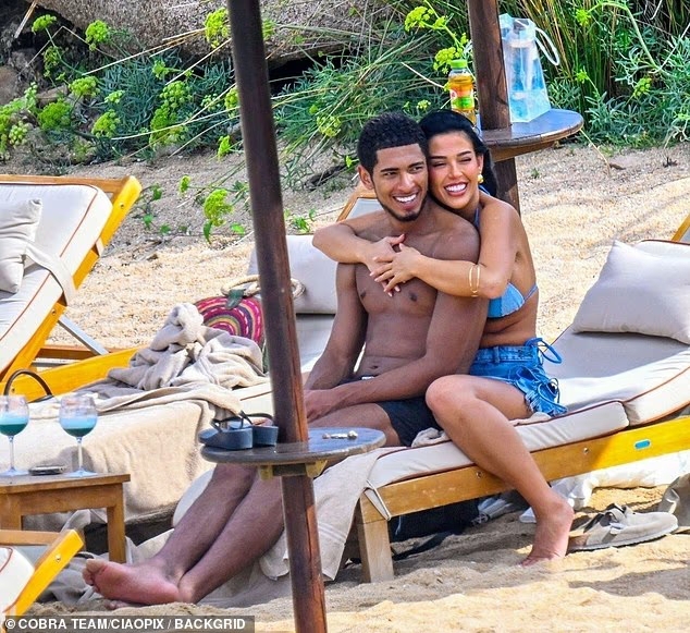 彩经网-邮报披露:贝林厄姆与伴侣撒丁岛甜蜜度假,躺椅热吻尽显亲密