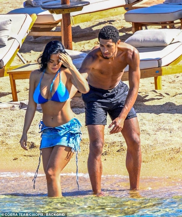 彩经网-邮报披露：贝林厄姆与伴侣撒丁岛甜蜜度假，躺椅热吻尽显亲密