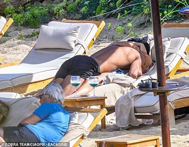 彩经网-邮报披露：贝林厄姆与伴侣撒丁岛甜蜜度假，躺椅热吻尽显亲密