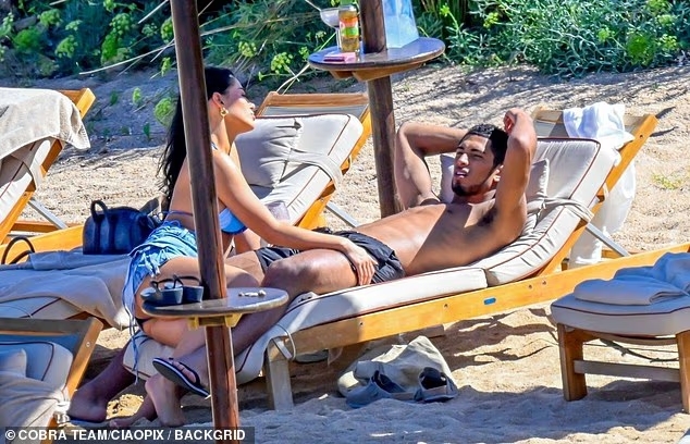 彩经网-邮报披露：贝林厄姆与伴侣撒丁岛甜蜜度假，躺椅热吻尽显亲密