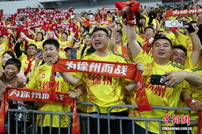 “苏超”联赛激战南通 赛场内外精彩纷呈|徐州队|城市足球联赛|足球联赛|江苏|江苏省_新浪体育_新浪新闻